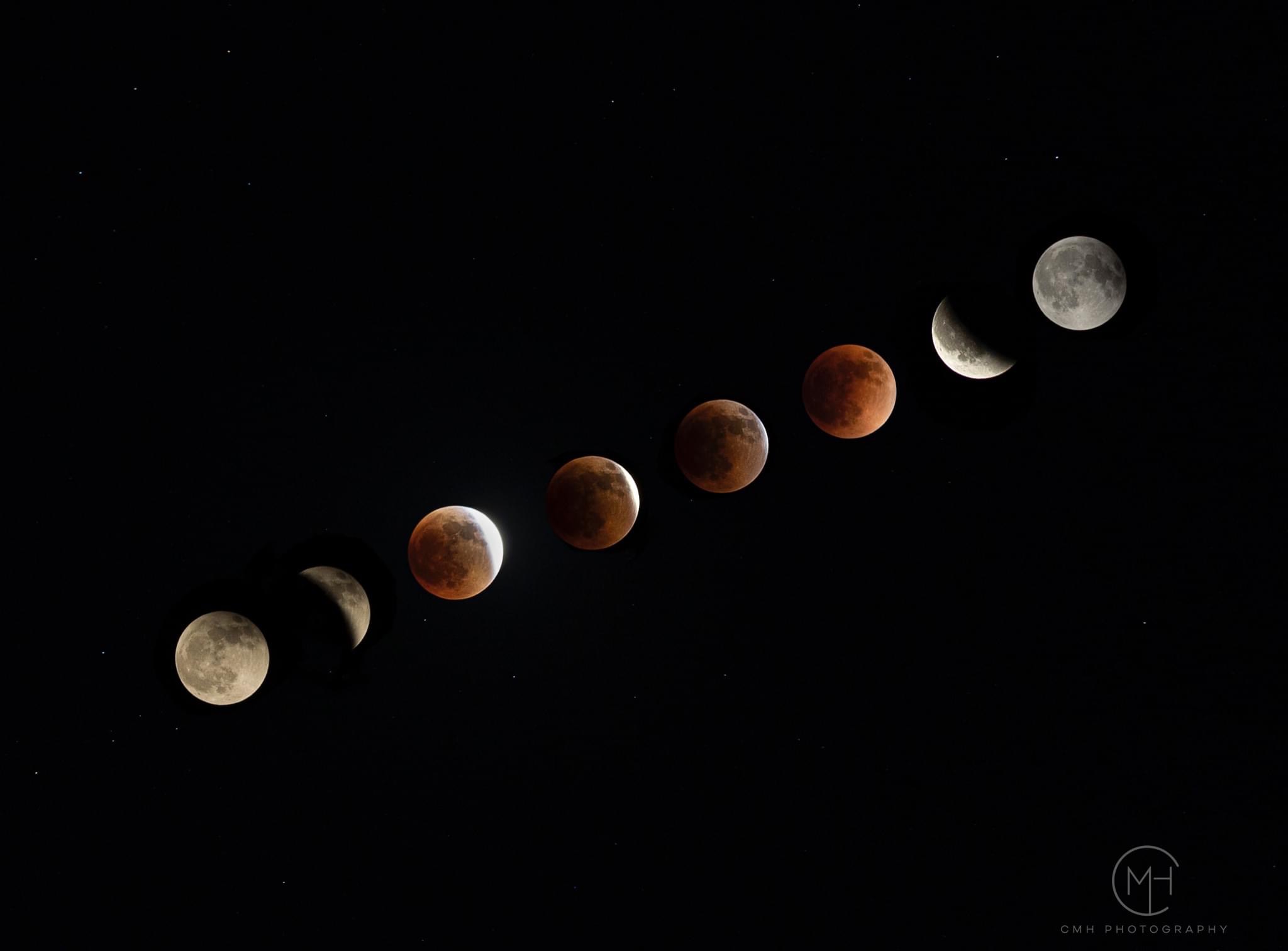 Sequence of lunar phases showing the moon's progression from full moon to new moon and back, against a black sky with stars.